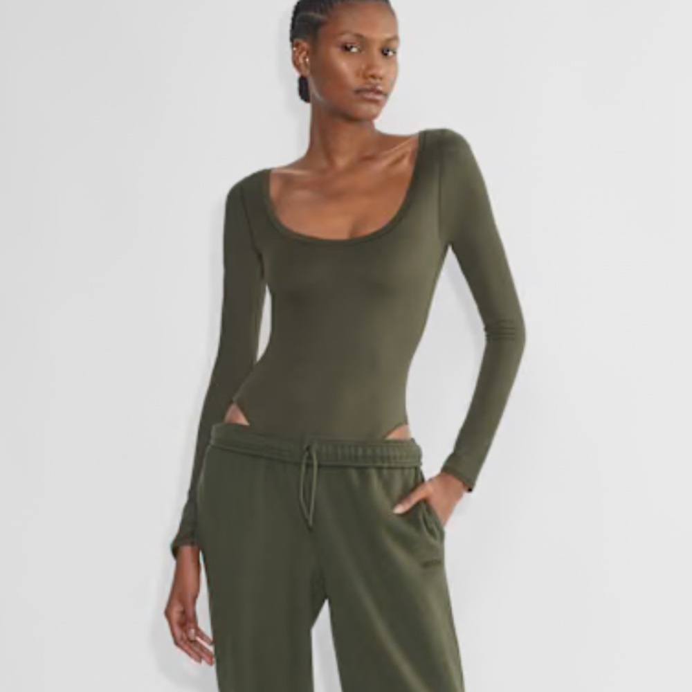 Aritzia Babaton bodysuit